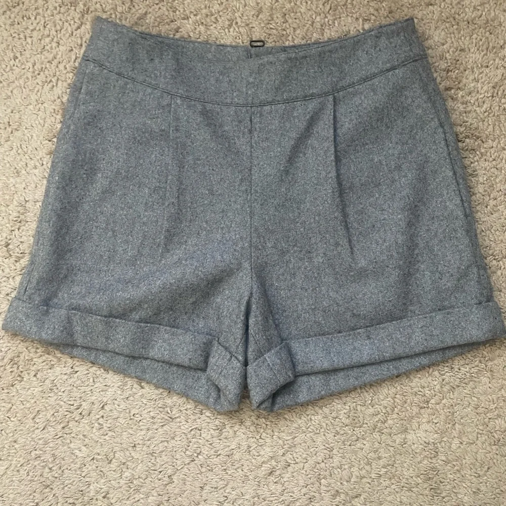 Alice + Olivia Felt Wool Pleated Cuff Shorts Exposed Zip Back High Waist NWOT 6